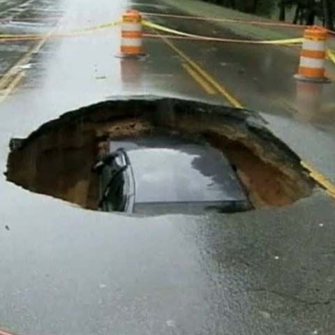 Asfaltul s-a surpat în anumite zone din statul Georgia, din cauza inundaţiilor