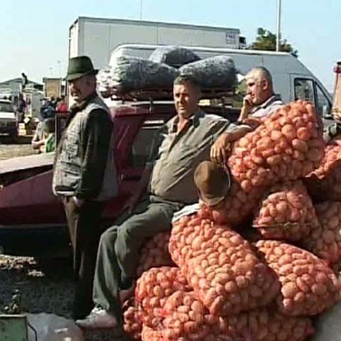 Ţăranii din Vrancea au recurs la troc pentru a scăpa de marfa pe care nu o mai pot vinde