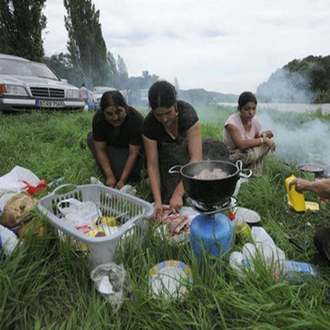 Femeile rome se consideră inferioare bărbaţilor, potrivit unui studiu SOROS