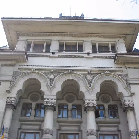 Oprescu vrea să bage 224.000 de euro pe lună în buzunarul unei firme cu datorii