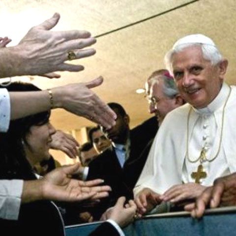Benedict al XVI-lea critică în Cehia comunismul trecut şi cinismul actual