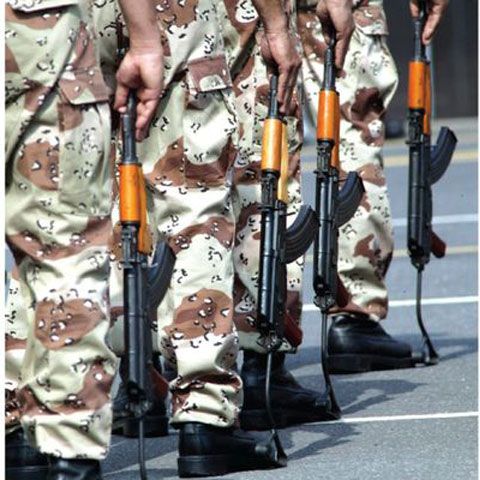 Criza locurilor de muncă împinge tinerii către o carieră în armată