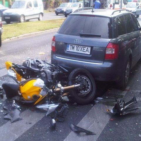 Un motociclist a fost aruncat dintr-o maşină în alta, într-un grav accident petrecut în Timişoara
