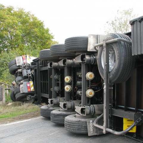 Un TIR s-a răsturnat, marţi dimineaţă, în Pasul Tihuţa 