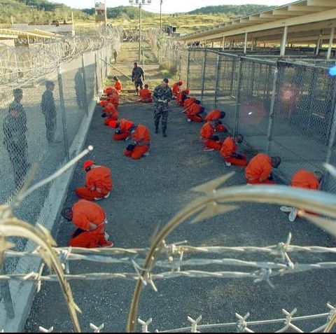 Casa Albă începe să se distanţeze de obiectivul de închidere a Guantanamo până la 22 ianuarie