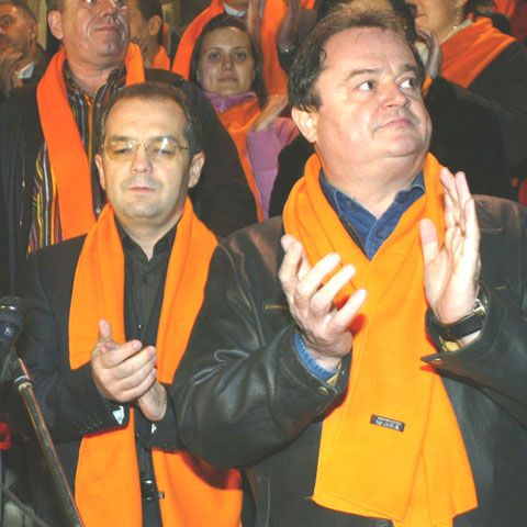 Liderii PD-L s-au reunit la Guvern, cei ai PSD au fost chemaţi de Geoană, la ora 11.30, la Senat