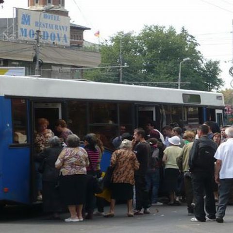 Şcolile din Iaşi au modificat orarul elevilor pentru fluidizarea traficului pe şosele
