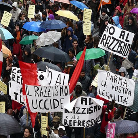 Un grup de italieni a incendiat un autocar românesc: "Vă dăm foc de vii, câini români!"