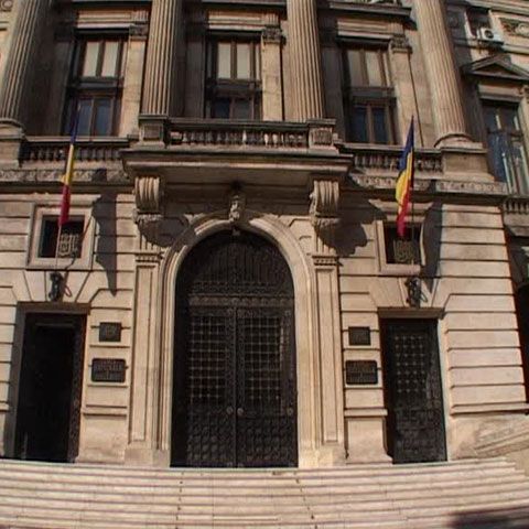 BNR coboară dobânda cheie la 8% şi menţine rezervele minime obligatorii