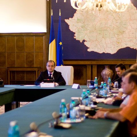 NewsIn: Guvern restructurat, cu susţinerea PNL şi UDMR, dacă PSD iese de la guvernare, susţin membri ai PD-L