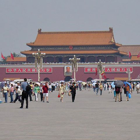 La 60 de ani de la fondarea regimului comunist, China îşi sărbătoreşte cu fast puterea