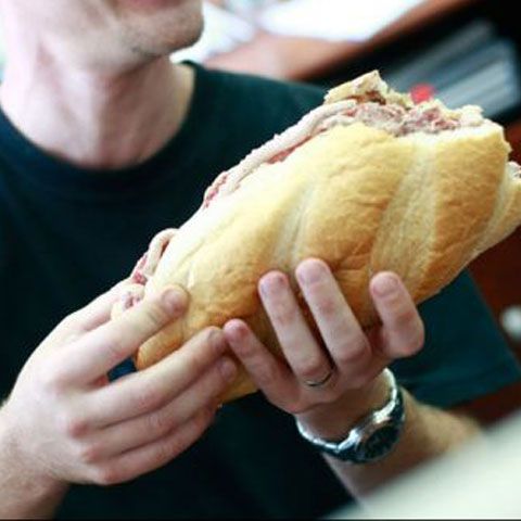 Un sandviş pe oră - Atât a câştigat în medie un român în 2008