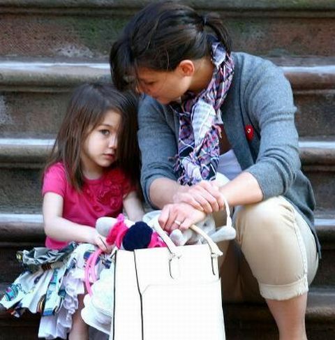 Micuţa Suri Cruise, garderobă de peste 2 milioane euro - VEZI GALERIE FOTO