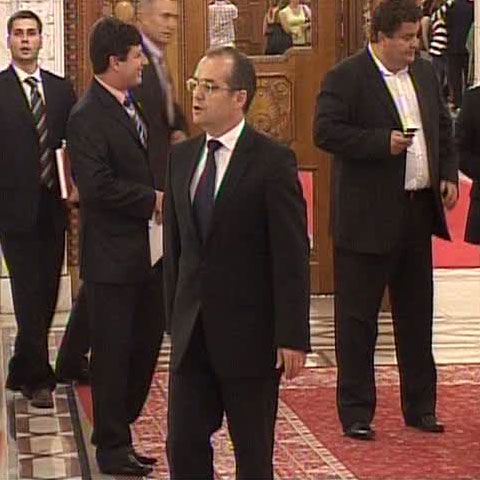 Guvernul obligă Parlamentul să răspundă în 20 de zile solicitării preşedintelui pentru referendum 