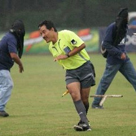 VIDEO / Suporteri mascaţi îl iau la bătaie pe un arbitru