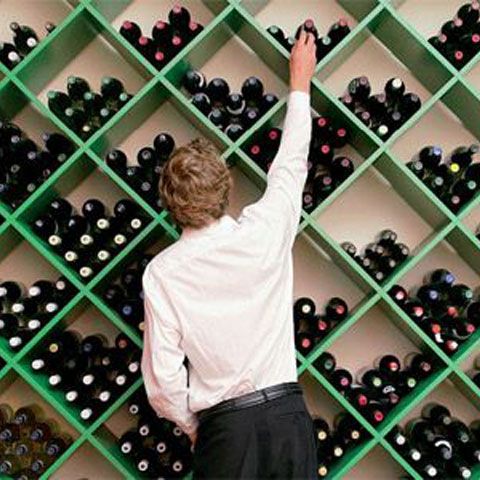 Bancherul cu licenţă de somelier de la Raiffeisen 