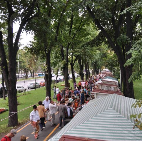 Mobilier şi decoraţiuni din secolul al XIX-lea la Târgul de Antichităţi