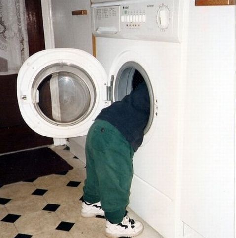 O femeie a demontat o maşină de spălat pentru a-şi elibera fiica