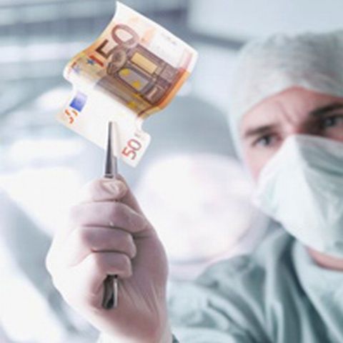 Un medic din Craiova a fost prins când lua mită de la un pacient