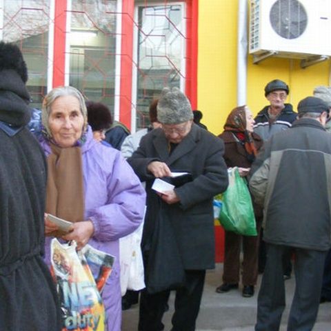 Pensionarii din Argeş s-au înghesuit să primească un pachet cu alimente 