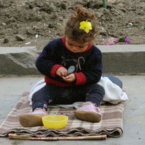 Cinci persoane care obligau minori să cerşească au fost reţinute la Suceava