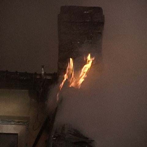 O femeie din Capitală a dat foc propriei case. O altă locuinţă a ars în incendiu