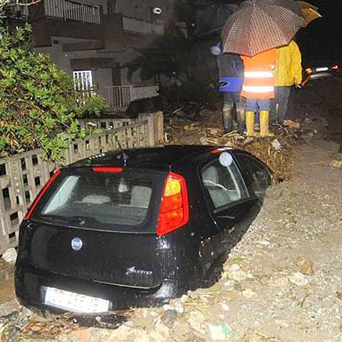 O româncă a murit încercând să o salveze pe o italiancă de furia inundaţiilor din Sicilia