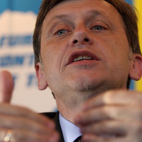 Crin Antonescu i-a cerut preşedintelui să nu promulge legile pe care Guvernul şi-a angajat răspunderea