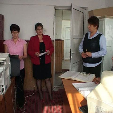 Angajaţii primăriei din Soleşti nu şi-au luat salariile de două luni 