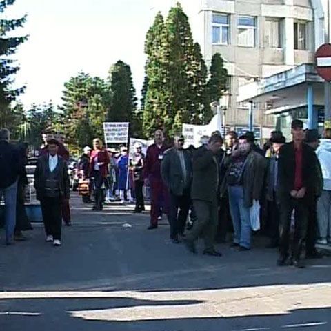 Aproape 100 de oameni au fost ţinuţi la poarta Spitalului Judeţean Argeş, din cauza grevei generale 