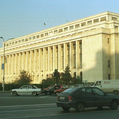 Guvernul intenţionează să pună gratuit la dispoziţia sindicatelor sediile în care funcţionează