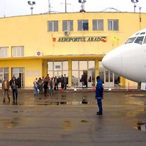 Un avion de mici dimensiuni a aterizat forţat la Arad, fiind distrus aproape în totalitate