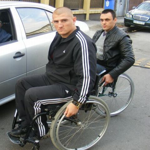 Aproape o sută de însoţitori ai persoanelor cu handicap din Giurgiu au pichetat sediul Prefecturii