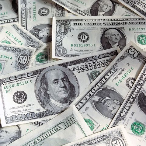 Ţările arabe vor să înlocuiască dolarul din poziţia de monedă de referinţă în industria petrolieră