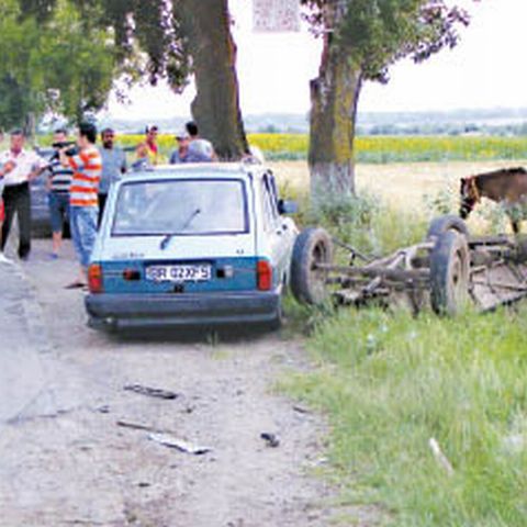 O persoană a murit după ce un vehicul ce transporta o pompă cu motorină s-a răsturnat peste o căruţă