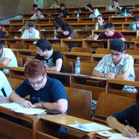 Boc a trimis în şomaj bursierii guvernamentali care trebuiau să conducă România