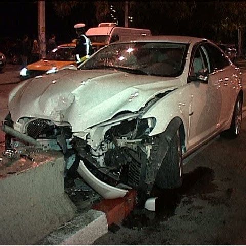 Două maşini, dintre care un bolid de 150.000 de euro, s-au făcut praf în Capitală