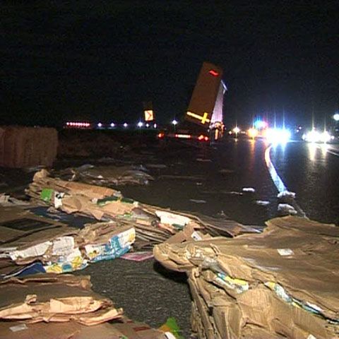 O tânără de 19 ani a murit după ce mai mulţi baloţi de hârtie au căzut dintr-un tir