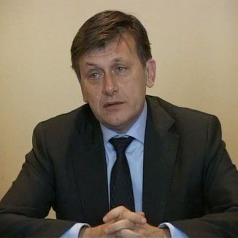 Candidatul la preşedinţie Crin Antonescu şi-a amânat cu cinci ani luna de miere