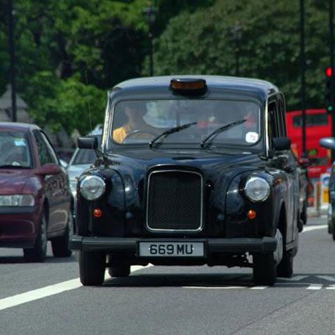 Taxiuri gratuite pentru beţivii britanici