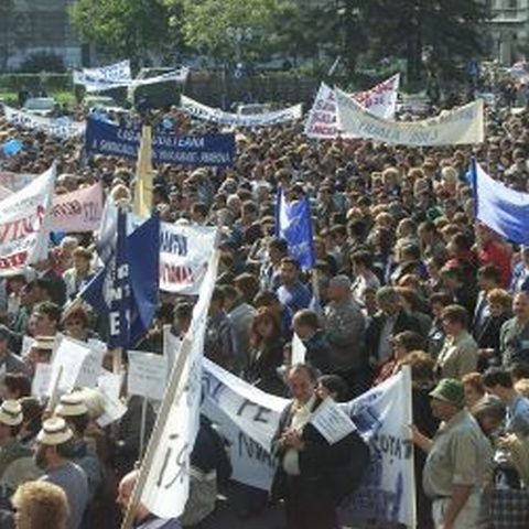 Suntem prost plătiţi pentru a putea fi manevraţi politic, a spus liderul Cartel Alfa