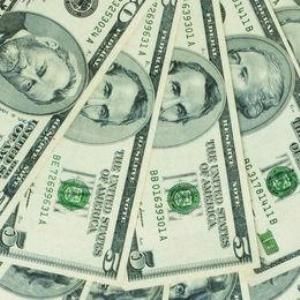 Înlocuirea dolarului ca moneda de referinţă în comerţul cu petrol e o speculaţie, susţine Franţa