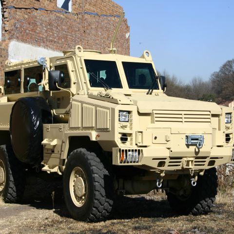 În plin scandal de corupţie, BAE Systems încearcă să vândă României transportoare blindate