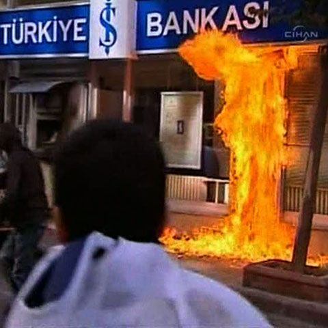 Proteste violente la Istanbul împotriva FMI. VEZI IMAGINI