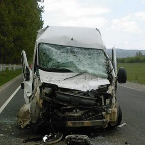 O maşină a lovit frontal un microbuz plin cu pasageri, în judeţul Gorj