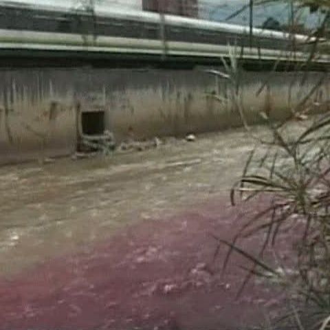 Râul care străbate oraşul columbian Medellin a fost colorat în roşu 