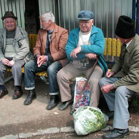 Zeci de pensionari au pichetat mai multe prefecturi din ţară