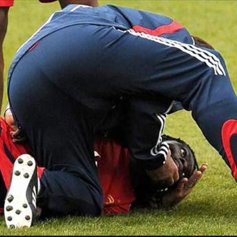 VIDEO / Şoc la naţionala Franţei! Gomis a leşinat la antrenament