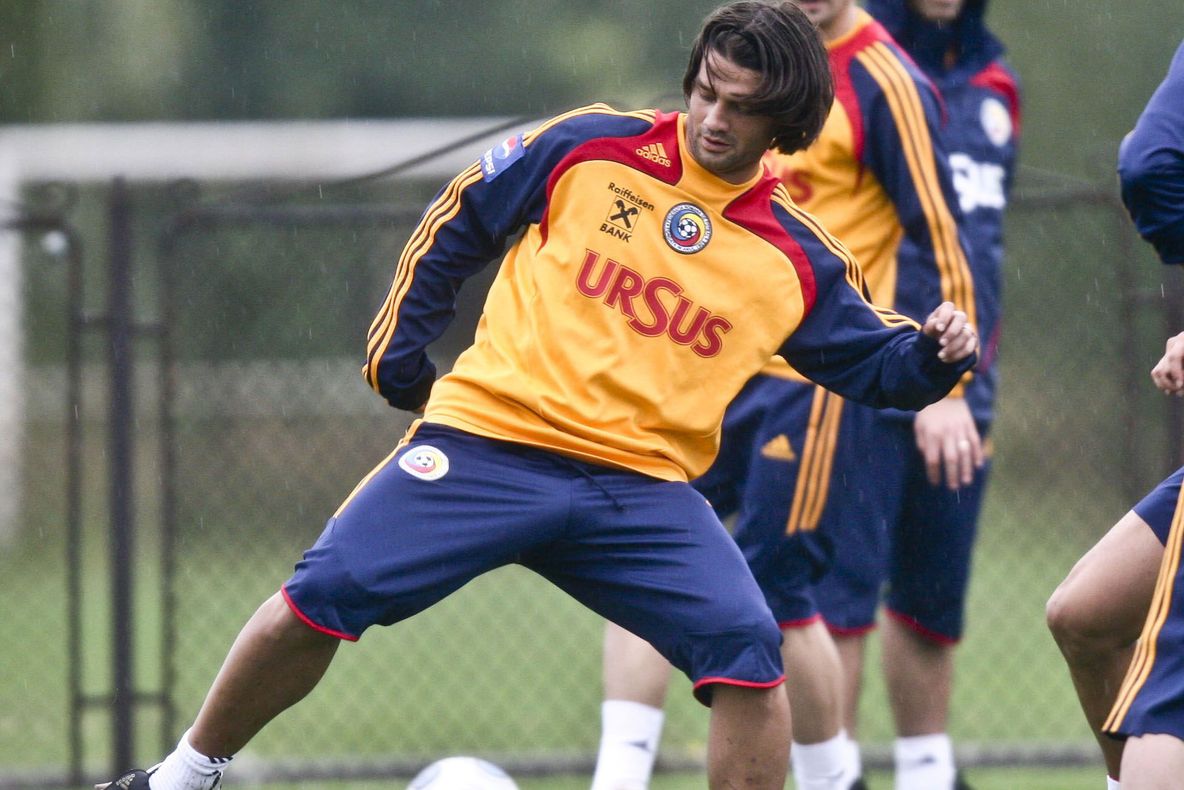 Atacăm cu fundaşii în Serbia