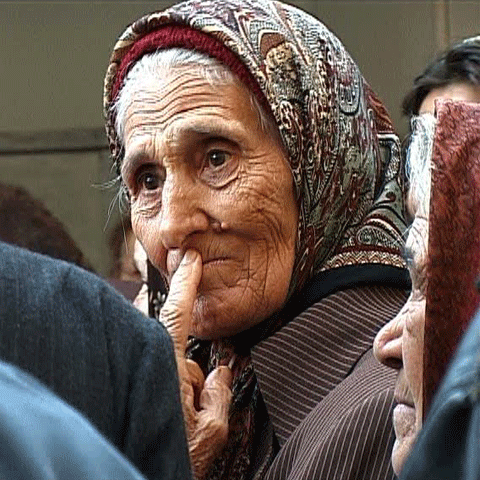 După ani de muncă, circa 120 de bătrâni primesc pomană şase pâini, săptămânal